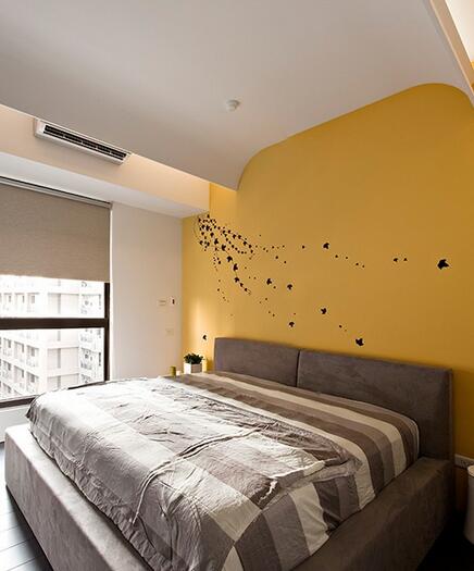 黄色床头主墙以简单而随性的图案设计凸显出了别致的风味，吊顶的弧形设计则将悄然光线集中于卧眠区域，处处体现细腻的用心。