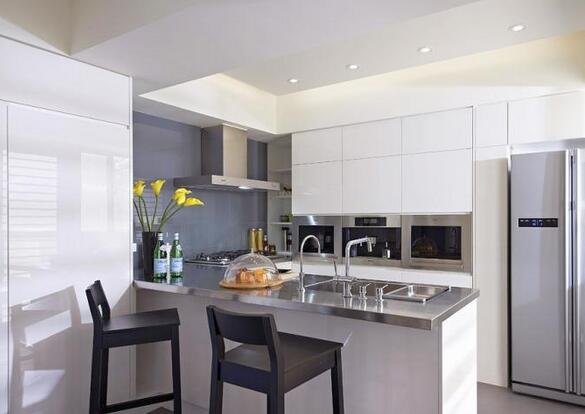 厨房区域以简约干净的白色调为主，在一面墙面规划证和了齐全完备的功能。