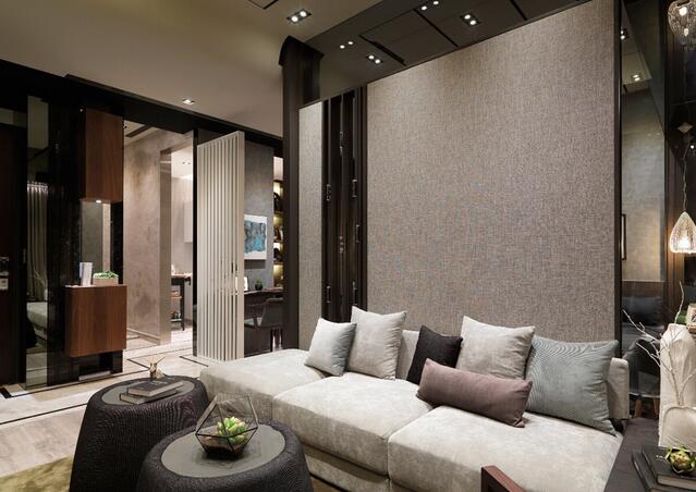 沙发主墙的左侧以铁件设计了一道ＣＤ展示架，随意的放置就能成为客厅中的美丽装饰，营造空间中的惊喜。