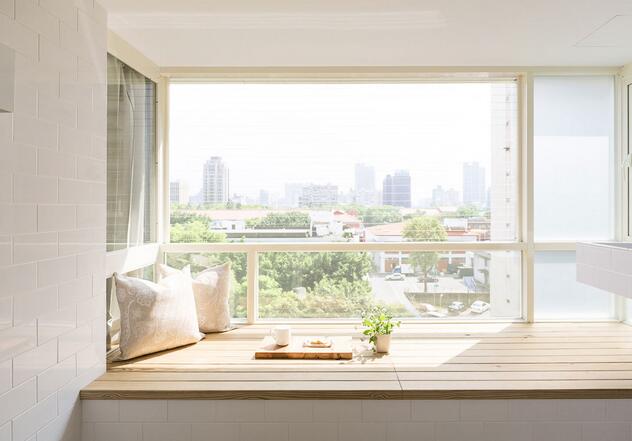 阳台设计了木作的卧榻台面，将日式的闲适完美纳入了小空间的装修设计中，并在此处安排了洗衣房，实用功能和观赏性同时具备。