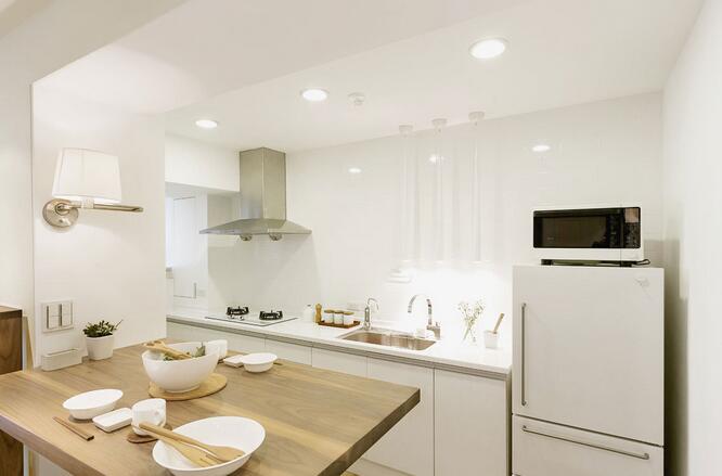 狭长型的厨房设计因其简约的风格和功能的合理整合而显得宽敞通透。