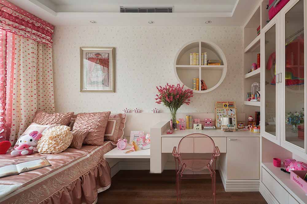 儿童房采用甜蜜的柔粉色铺陈，波点窗帘、圆形置物架等细节处体现了设计师的精致用心。