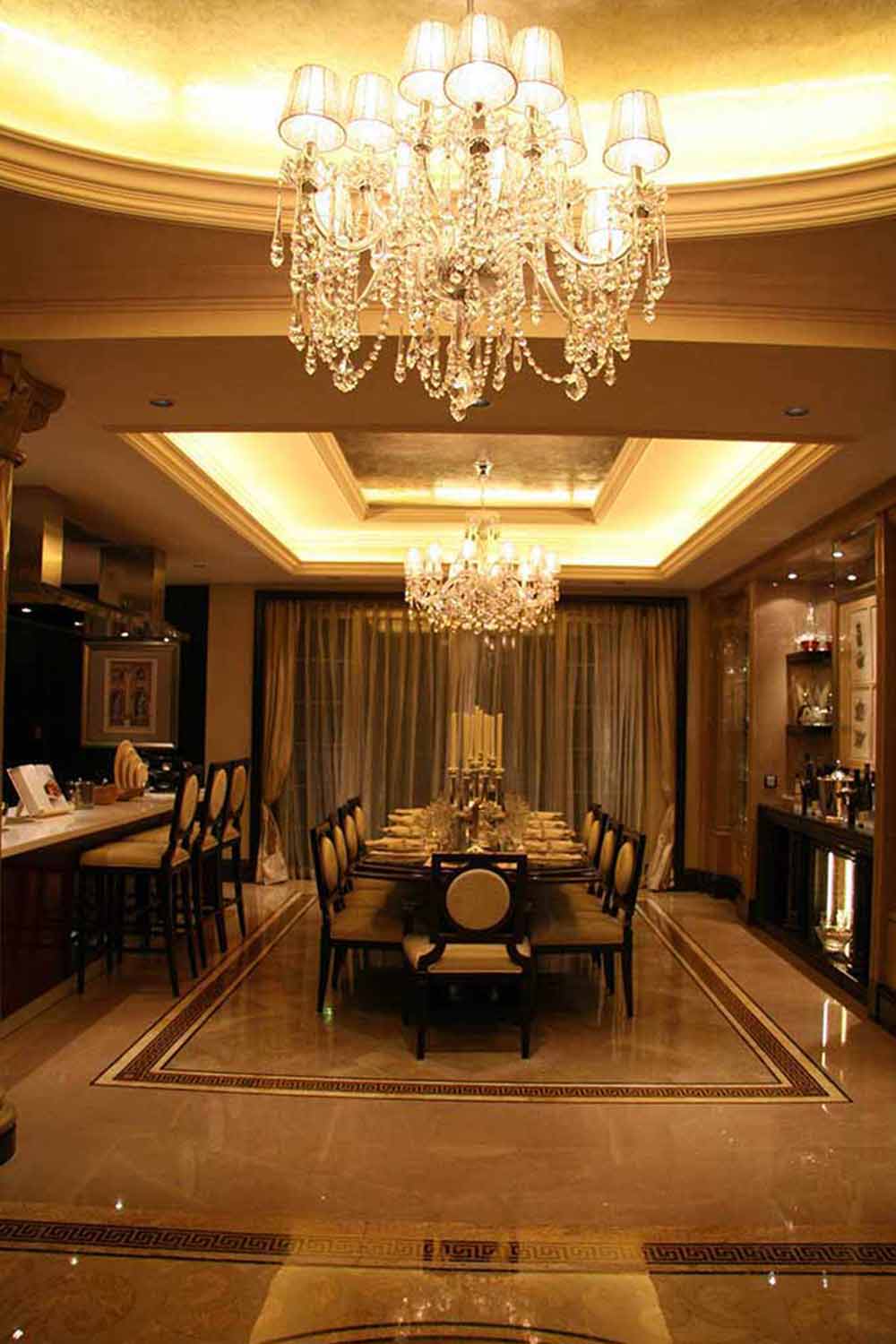 光洁的地板流光溢彩，欧美风格水晶吊灯悬挂在餐桌正上方，明亮高雅。