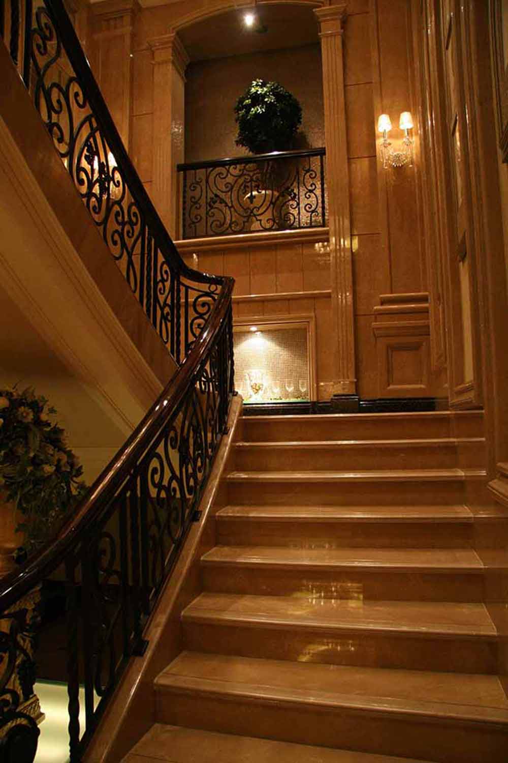完美的点线，精益求精的细节处理，精致的栏杆雕花，使得室内楼梯境界更高。