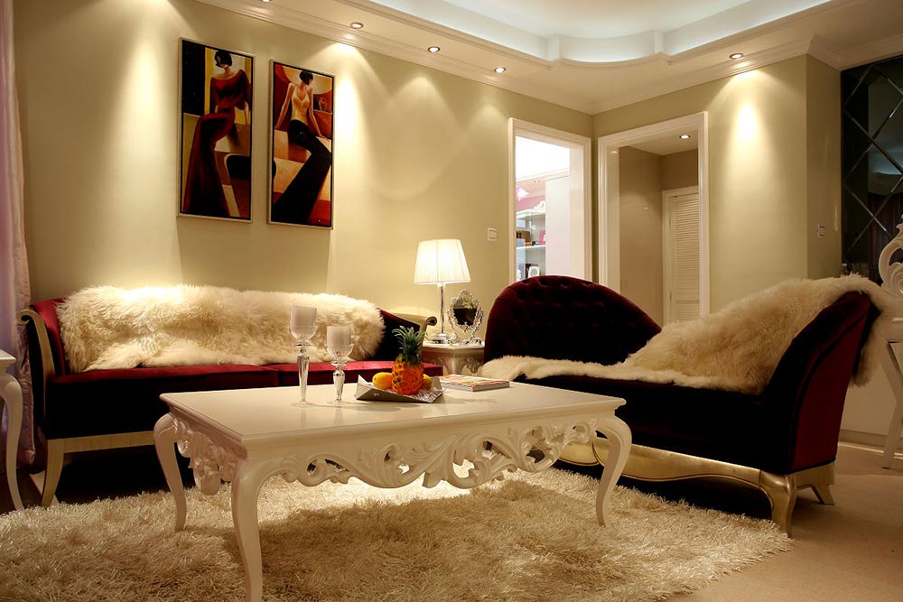 纯白的毛地毯搭配同样质地的沙发，舒适的质感一望便知。