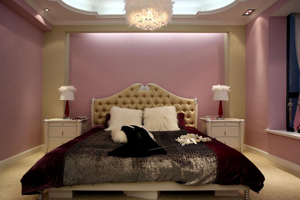 卧室的水晶灯散发出粉色的光，与粉色的墙壁相呼应，浪漫而温馨。