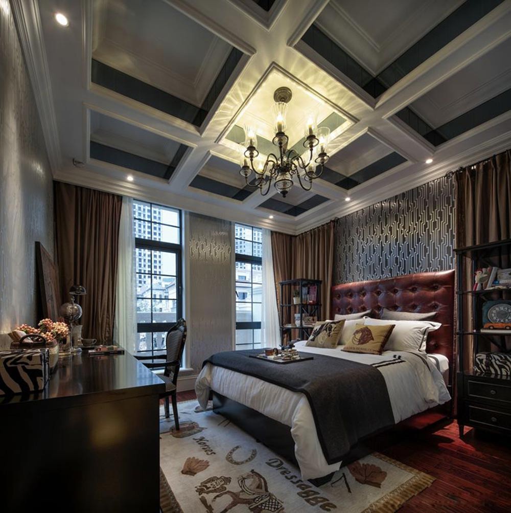 次卧延续主卧低调奢华的风格，白色和褐色铺陈的九宫格吊顶富有现代气息。