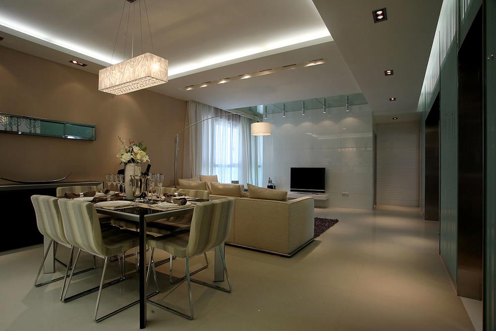 长方体吊挂式的明灯下方摆放餐桌，设计的立体感一望便知，搭配米色的瓷砖拼贴地面，带来了舒适的设计氛围。