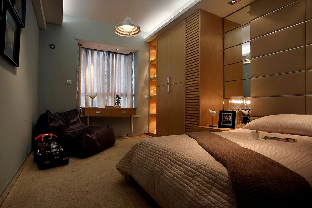 卧室大片采用原木色和米黄色，相对其他区域更沉稳低调，把隐私的空间和公共区域区隔开来。