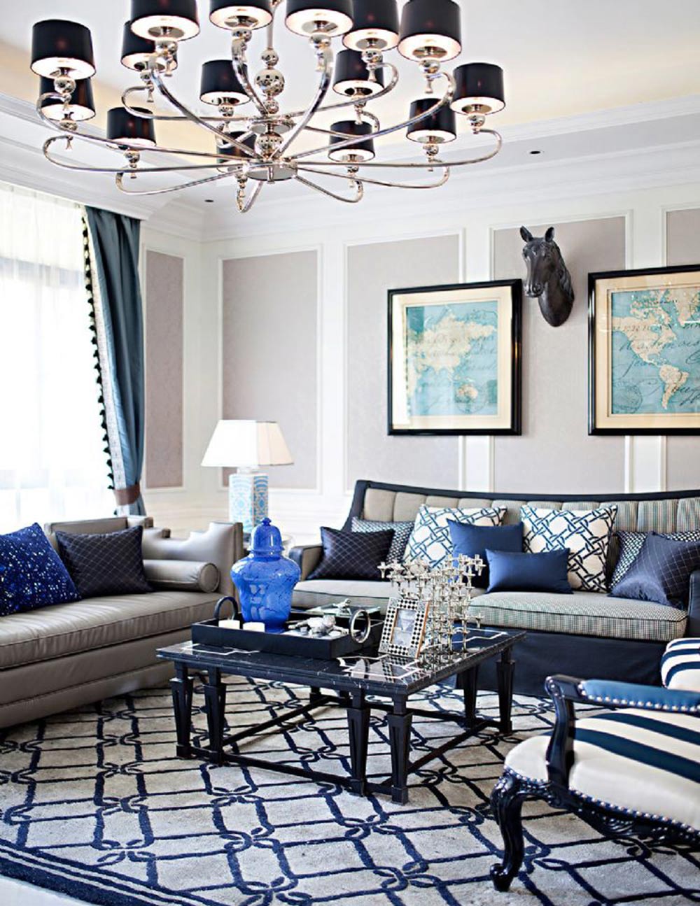 黑色铁艺吊灯悬挂在客厅正中央，使蓝色家具散发出更梦幻美丽的光彩。