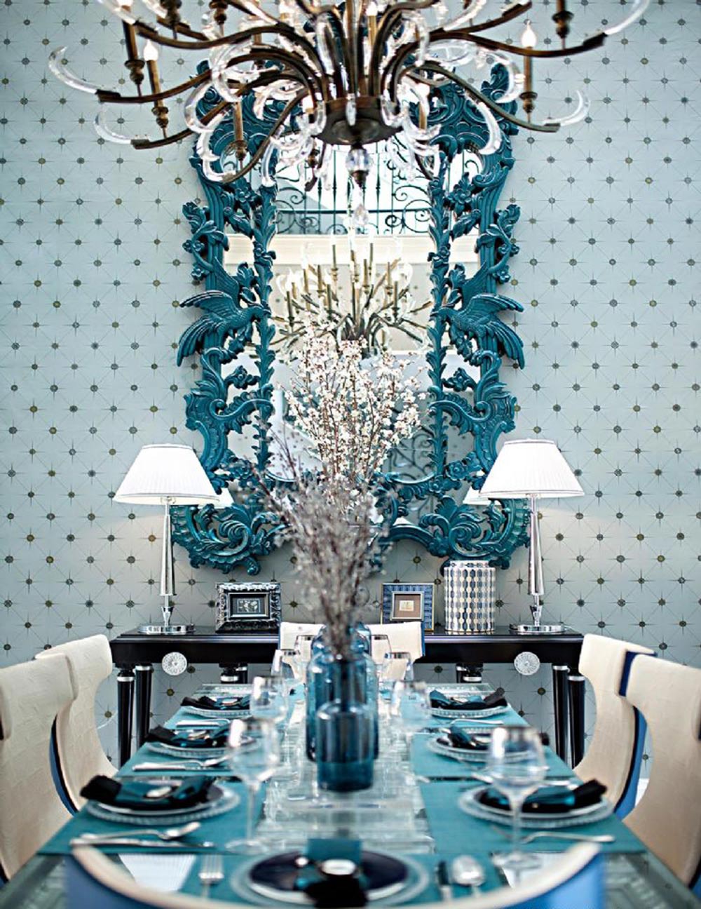 餐桌是梦幻的天蓝色，周末也能和家人静静坐着,悠闲享受一杯地中海风味的下午茶。