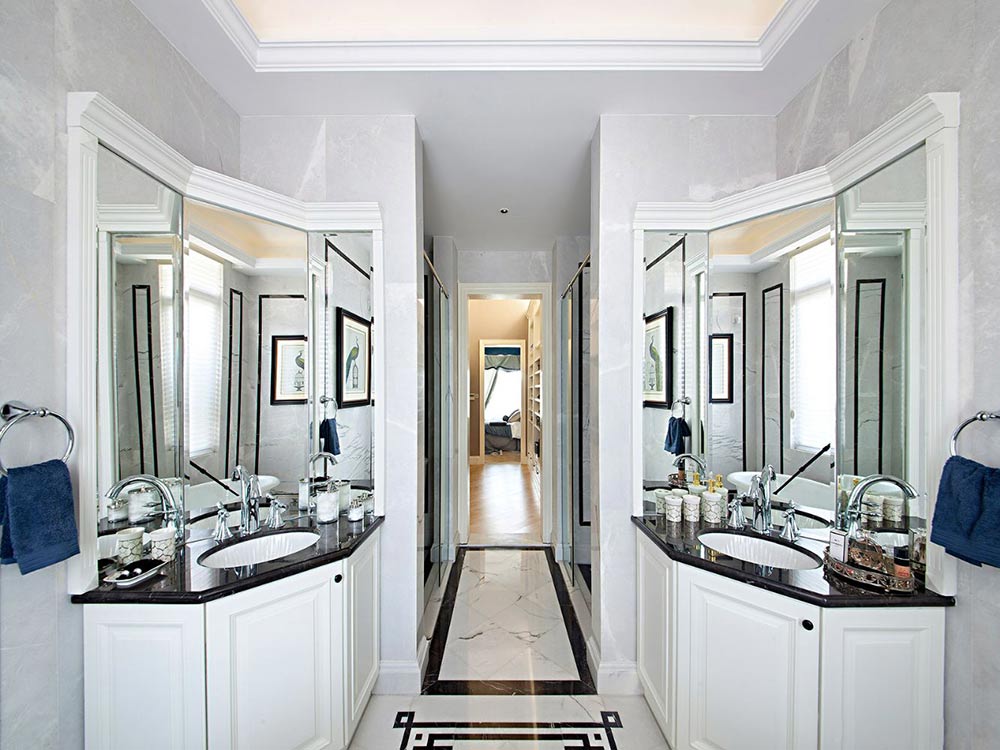 卫生间纯白洁净，而且采用对称式装修布局，方便待客和多个人一起使用。
