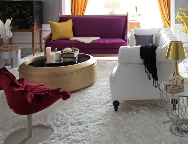 客厅的椅子色彩斑斓，紫色表达高贵，红色抒发热情，白色守卫纯真，把业主的多面性通过家具展现出来。