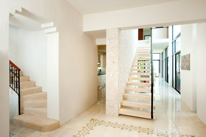 进入客厅，首先映入眼帘的是米色的木质楼梯，一级一级优雅地向上伸展，看起来养眼踩上去很舒适。
