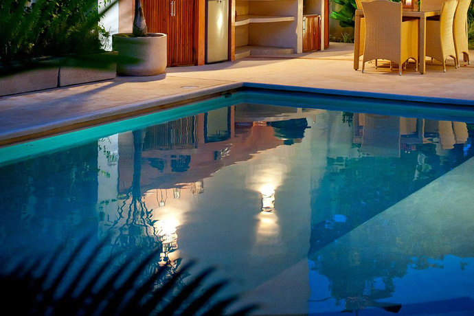 阳台上碧蓝色的豪华游泳池让人如同亲临地中海，在清澈的水中畅游、遐想。。