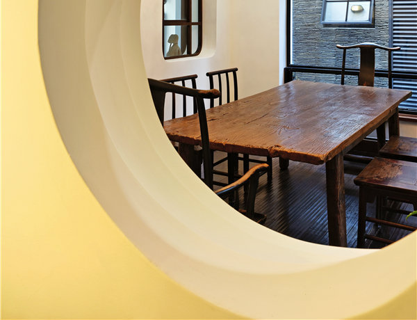圆弧形的新开门洞使家庭室、餐区及阅览室尽可能联系起来。