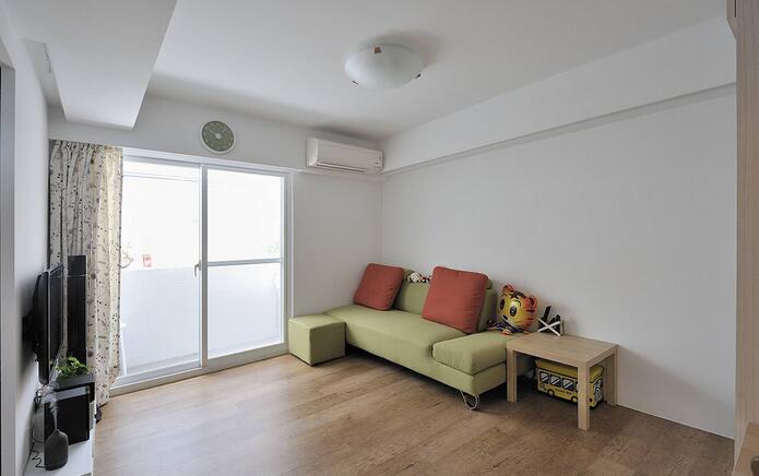 木纹地板搭配纯白的墙面，再由明亮自然光点缀，打造出简洁时尚的客厅区块。