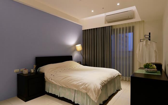 温馨轻快的卧室，搭以天花处间照的光源，能让人舒缓一天的压力。