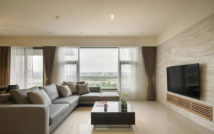 客厅以干净清爽的线条铺开，搭以落地窗透进的柔和自然光让空间层次感更加丰富。