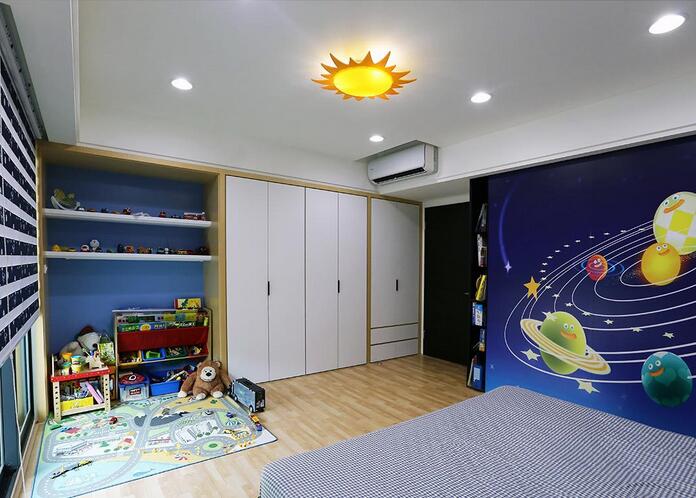儿童房以天文星系作为墙面的设计主题，让孩子能够保持对宇宙观的求知欲，而收纳功能则隐于墙的周围。
