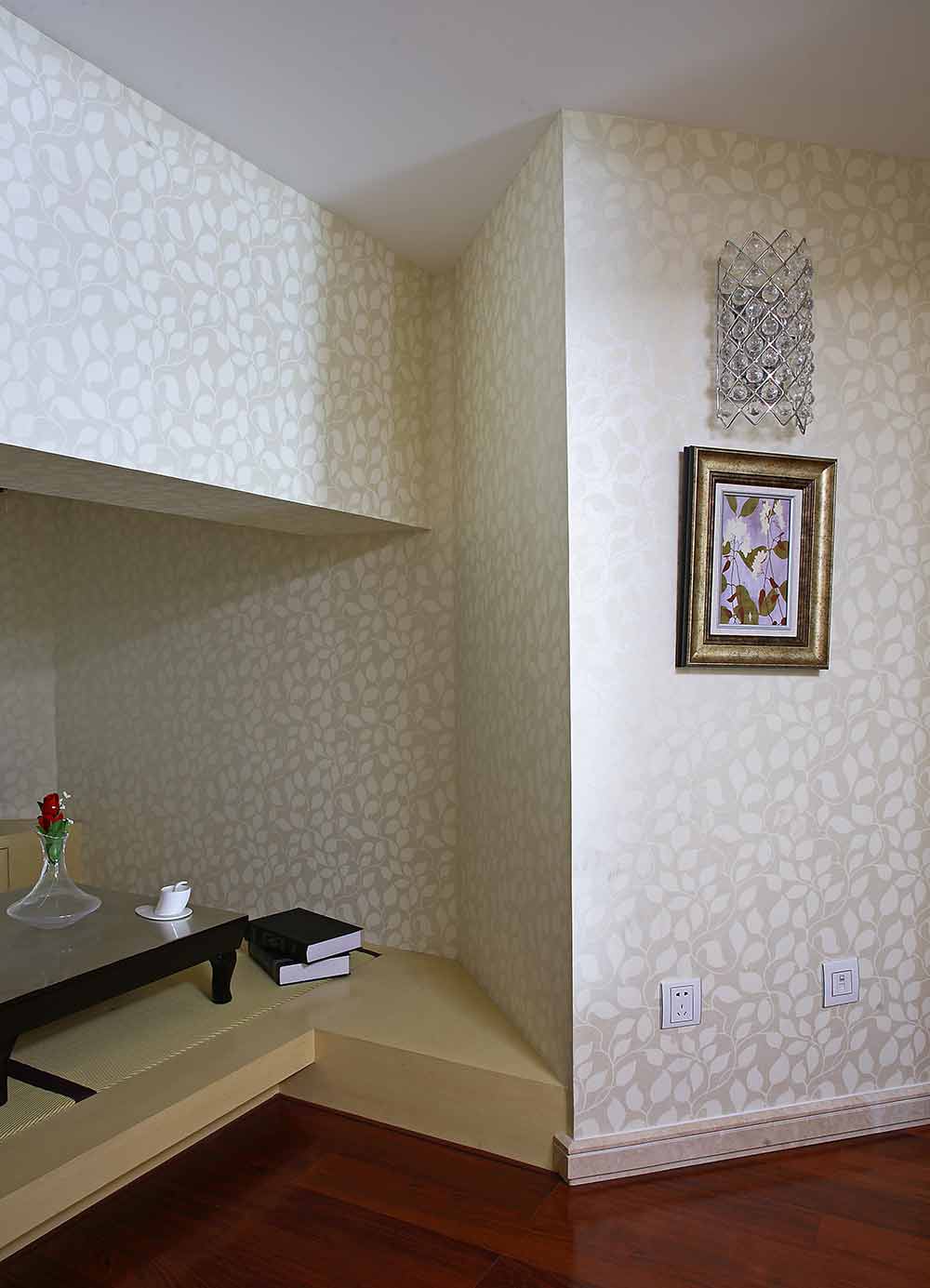 设计师利用楼梯拐角的空间设计了一个休闲区域，与其他空间不同，白色花纹墙纸的运用，让空间都安静下来。