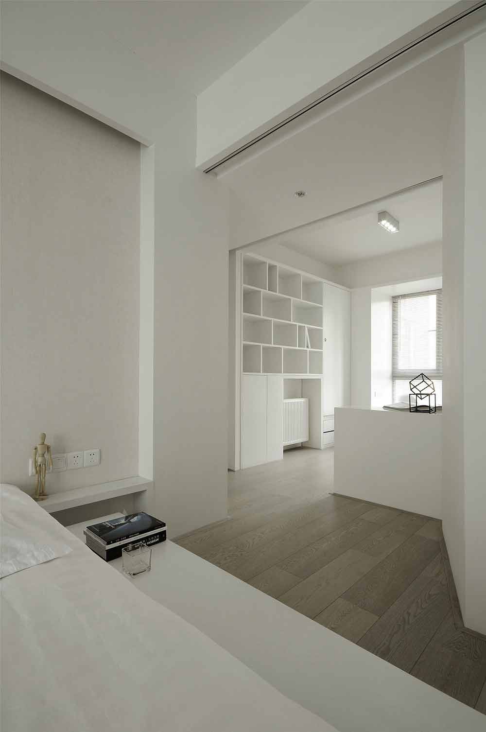 卧室采用了素雅的浅咖啡色木纹地板，使整个空间瞬间都温馨了起来。