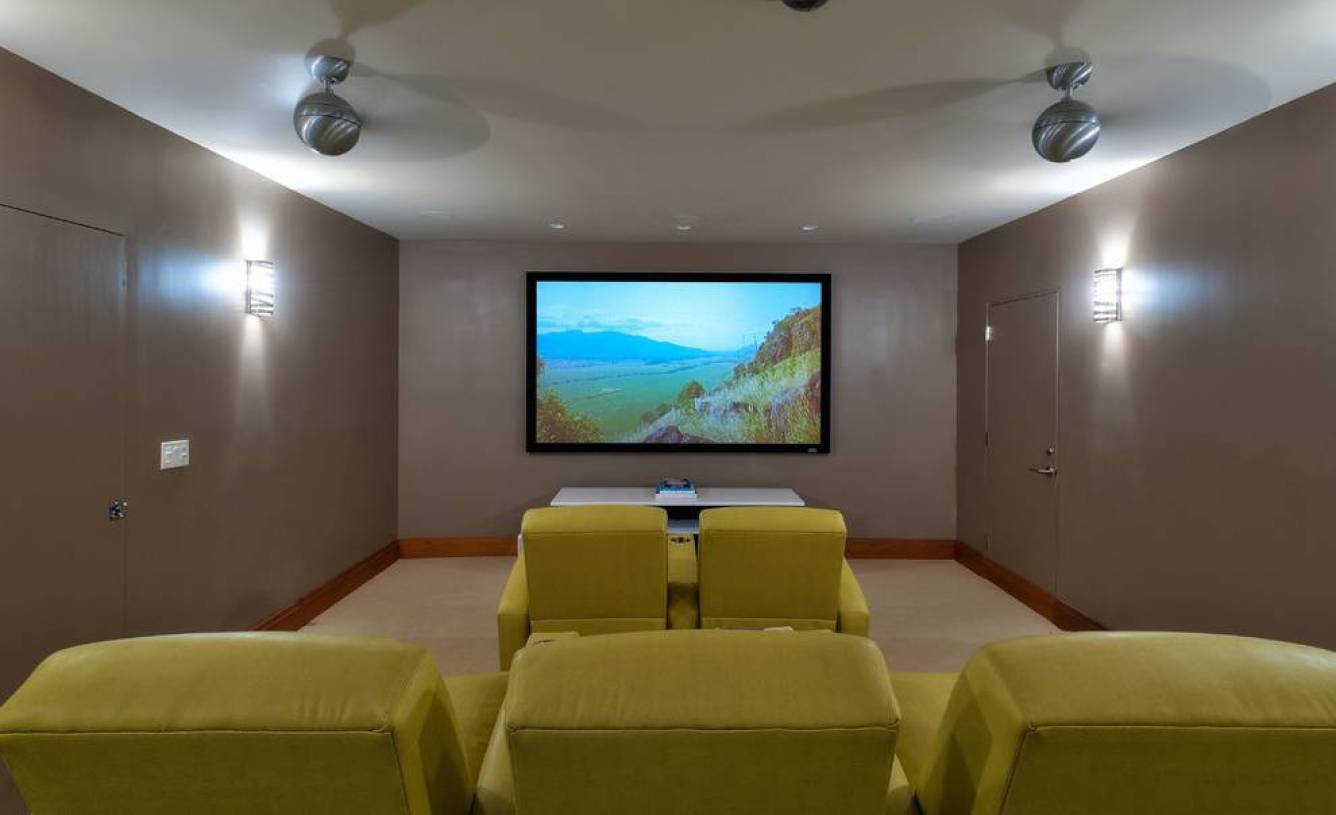 现代简约风格家庭影院影视墙装修效果图-现代简约风格沙发椅图片