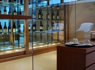 现代风格餐厅酒柜装修效果图