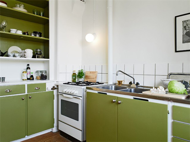 厨房的橱柜巧妙应用了绿色元素。