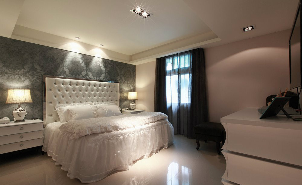 选用古典风格的造型床组，打造出别具个人魅力的独特质感，让优雅与奢华专属于此。