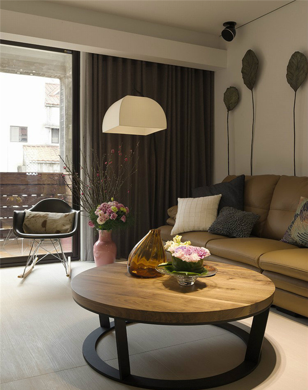 除了屋主已挑选好的客厅电视柜与沙发外，甘纳设计再以设计感的家具、软件妆点现代混搭的生活表 情，让家具带出空间，点出风格品味生活。
