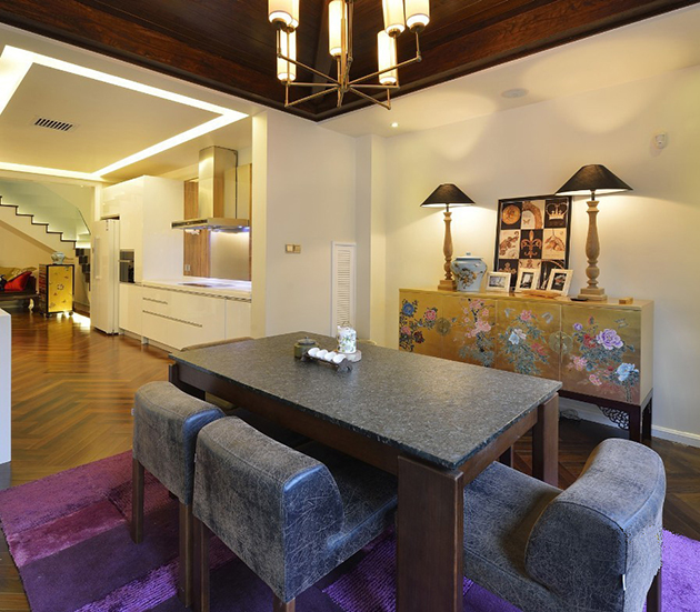 紫色的地毯、灰色的桌椅和中式的柜子、灯饰，桌上小巧精致的茶具，别具一格。