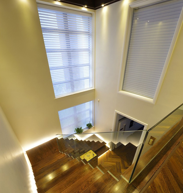 扶梯的材质用玻璃来替代传统的木材与钢材，让空间更有纵深感。