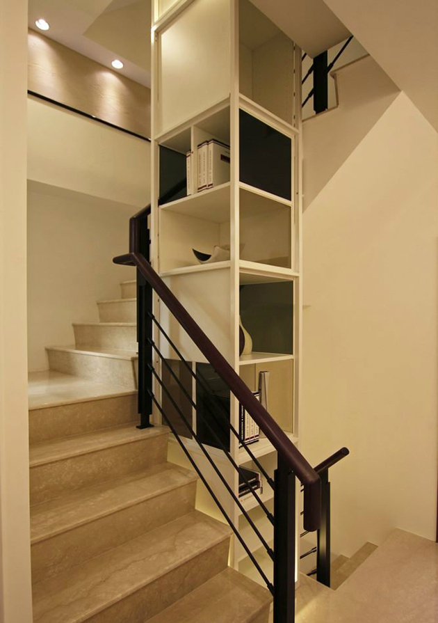 考虑到小朋友行进楼梯的安全性，设计师于梯间设计一座贯穿二至四楼的收纳柜体，多面向的运用增添行进趣味。