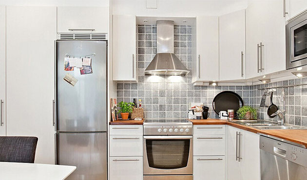 将冰箱内嵌在墙面内，使得厨房内的活动空间又流畅了许多。