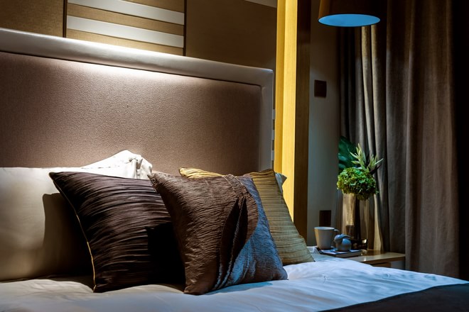 床头的夜灯与绿植可以让人精神放松。