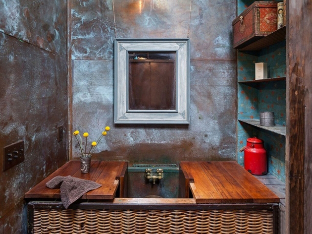 卫生间的洗漱台，水槽旁是木质感的材料打造的。