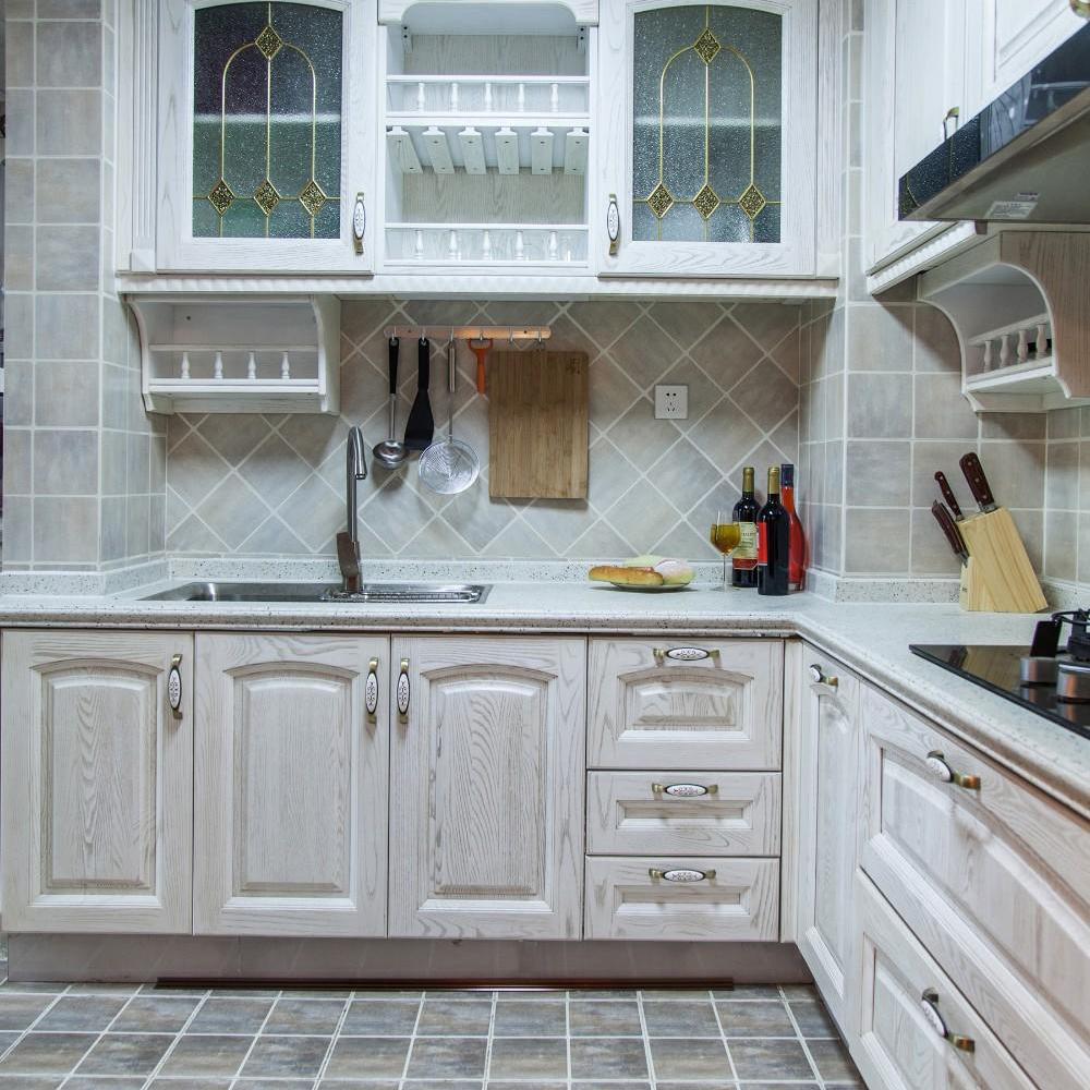 厨房是把生活阳台打通后做的U型厨房，橱柜是白色橡木的，墙地面砖，橱柜，吊灯，色彩都是相呼应的 灰白色调，非常的干净有品质。这样的厨房你喜欢吗。