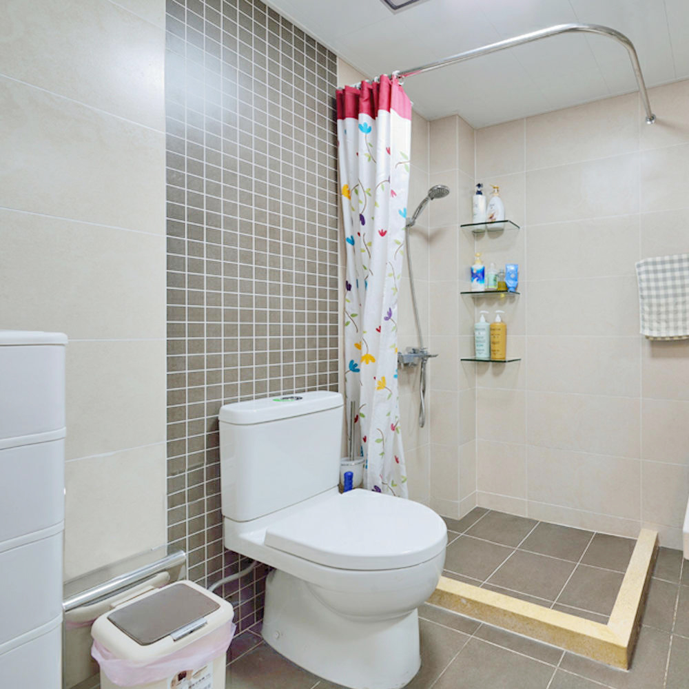 卫生间不大，淋浴房足矣，为了节省成本，可以不用做整体淋浴房，这样搭砌环保又安全。