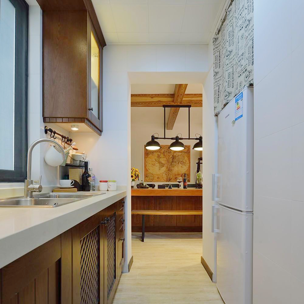 厨房面积相对其较小，但是在有限的空间内呈现完整的功能，才是设计师的能力所在。