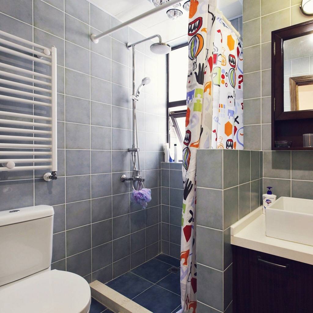电热毛巾架绝对属于浴室神器，不仅可以排除浴室的湿气，还可以让你在寒冷的冬天用上暖暖的毛巾。
