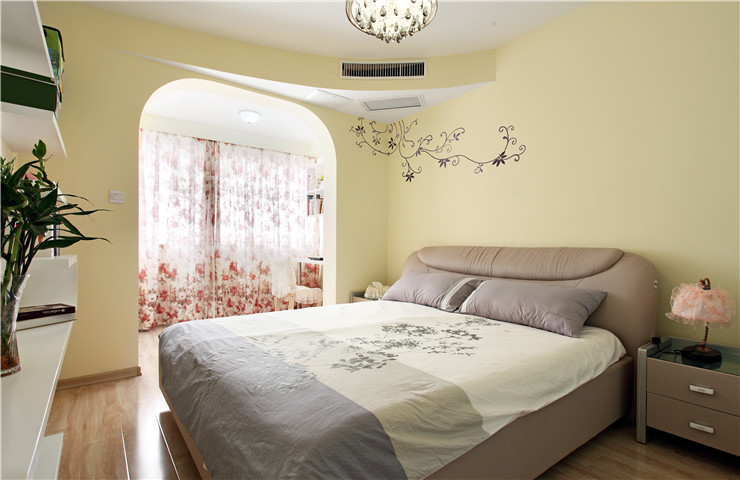 卧室延续了客厅的色调，粉色的碎花窗帘使整体风格统一。