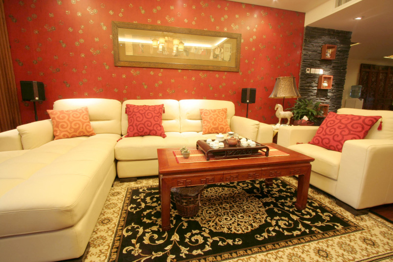 大红的背景墙，白色的沙发和古典风的茶几，使整个客厅显得十分大器。