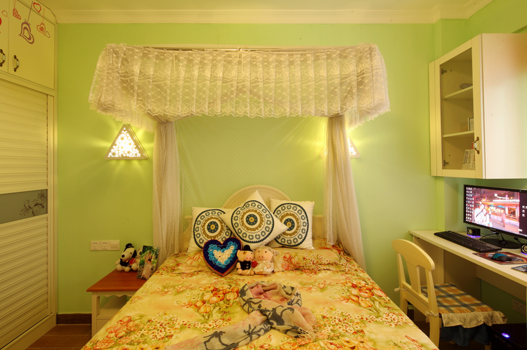 卧室以浅绿色为主，搭配蕾丝床帐，符合小女生的喜好。