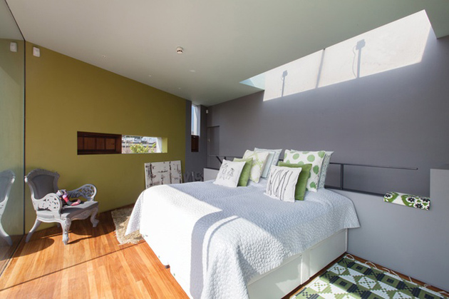 次卧使用了酸性绿，显得较为朴素，阳光的投入，特别亮堂。