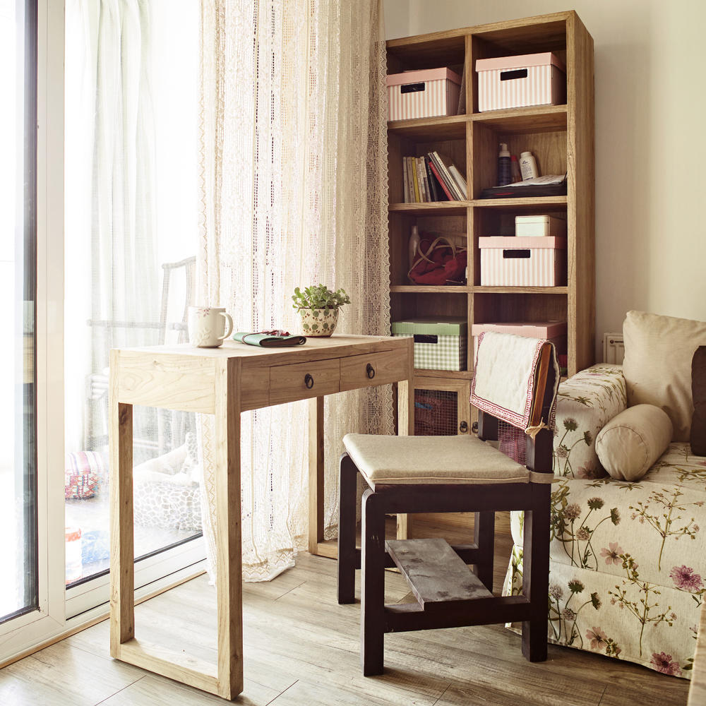 大落地窗，木质简约书桌，一份清闲优雅