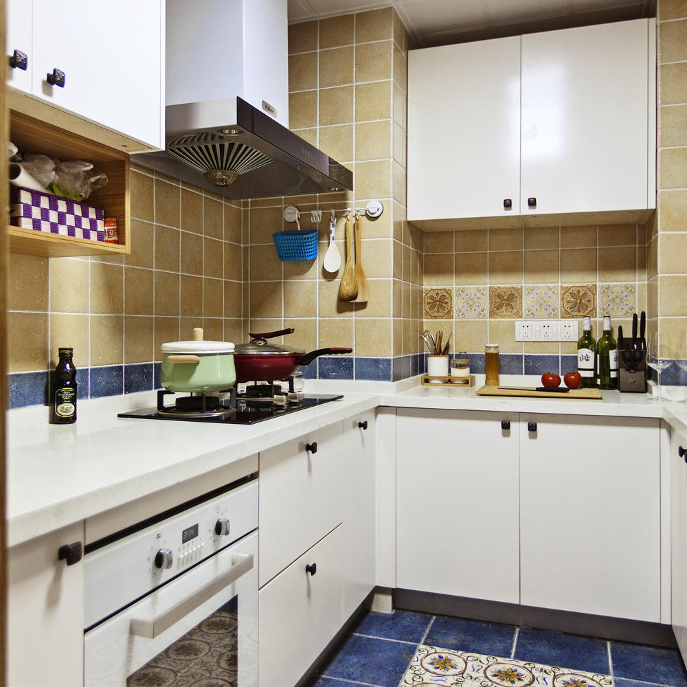 厨房的墙砖选择了淡淡的同色系，让整个家里看起来更纯粹。