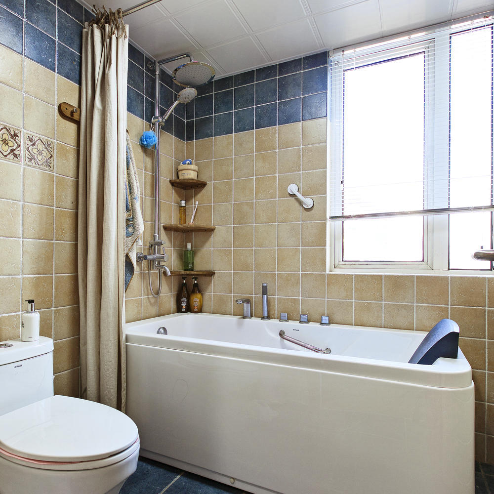 紧凑型卫生间也是可以放下浴缸的，隔断就用浴帘代替，墙上装隔板增加储物空间。