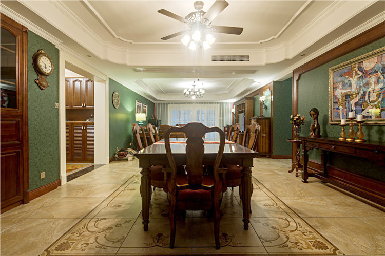 餐厅延续了客厅家具的风格，地砖采用的是美式的花纹。