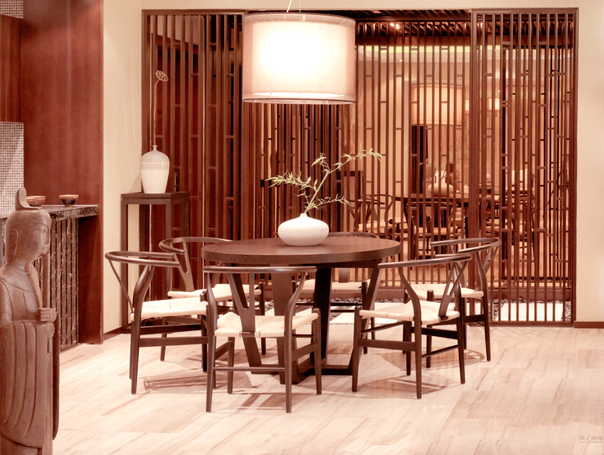 餐厅有这中式的隔断，中式的家具，中式的吊灯，传承的是浓浓的中国风。